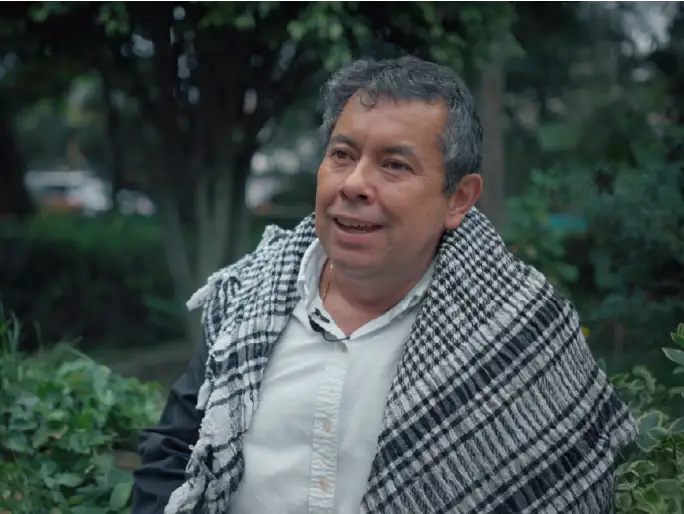 Alcalde local de Barrios Unidos en testimonio sobre dotación de pantallas interactivas para estudiantes